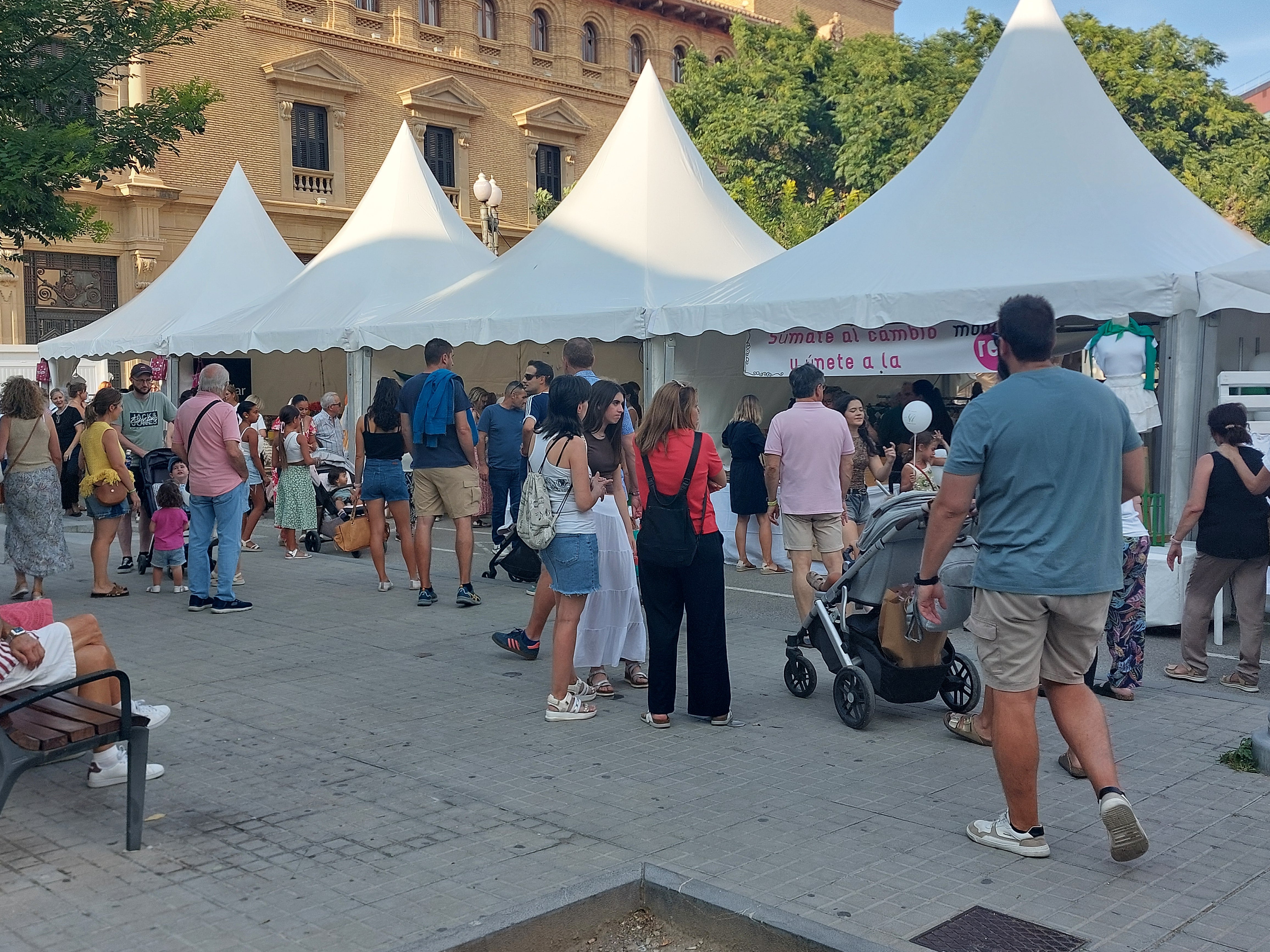 El Green Friday ha llenado las calles con el comercio en Huesca