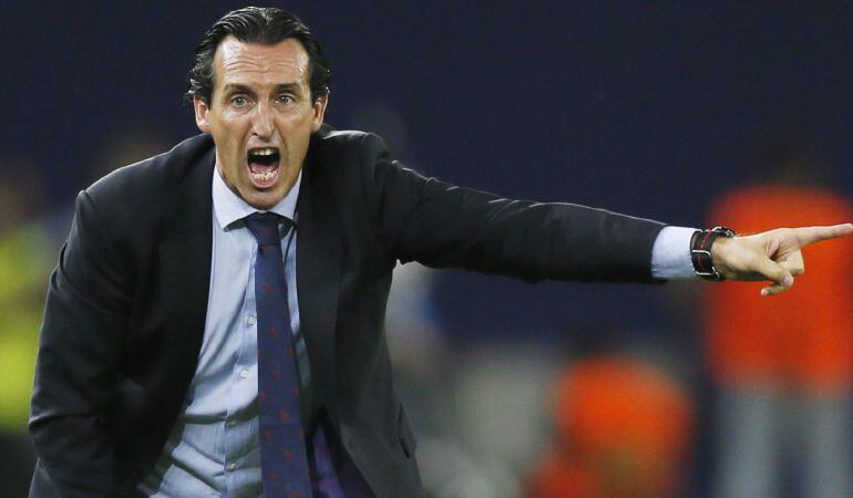 KOC466. TIFLIS (GEORGIA), 11/08/2015.- El director técnico del Sevilla, Unai Emery, da instrucciones a sus jugadores hoy, martes 11 de agosto de 2015, durante del partido entre Barcelona y Sevilla por la Supercopa de la UEFA, en el estadio del Dinamo de Tiflis (Georgia). EFE/Yuri Kochetkov