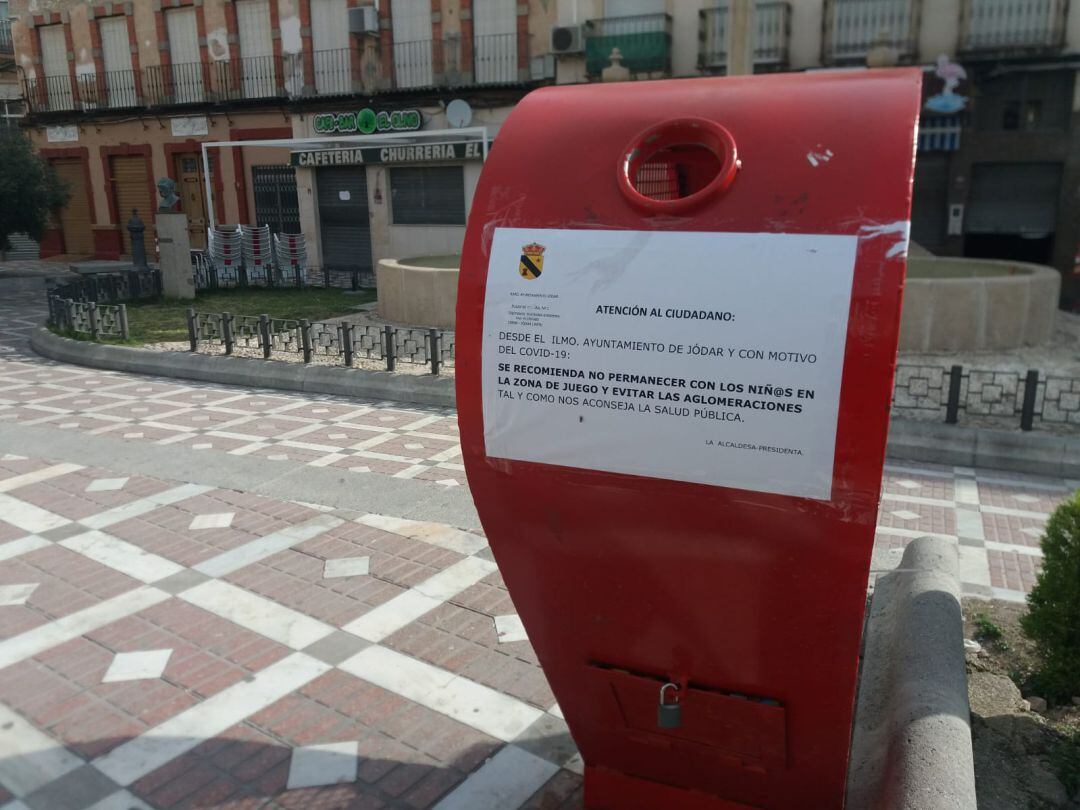 Carteles en los parques y jardines con la recomendación de la no presencia de niños