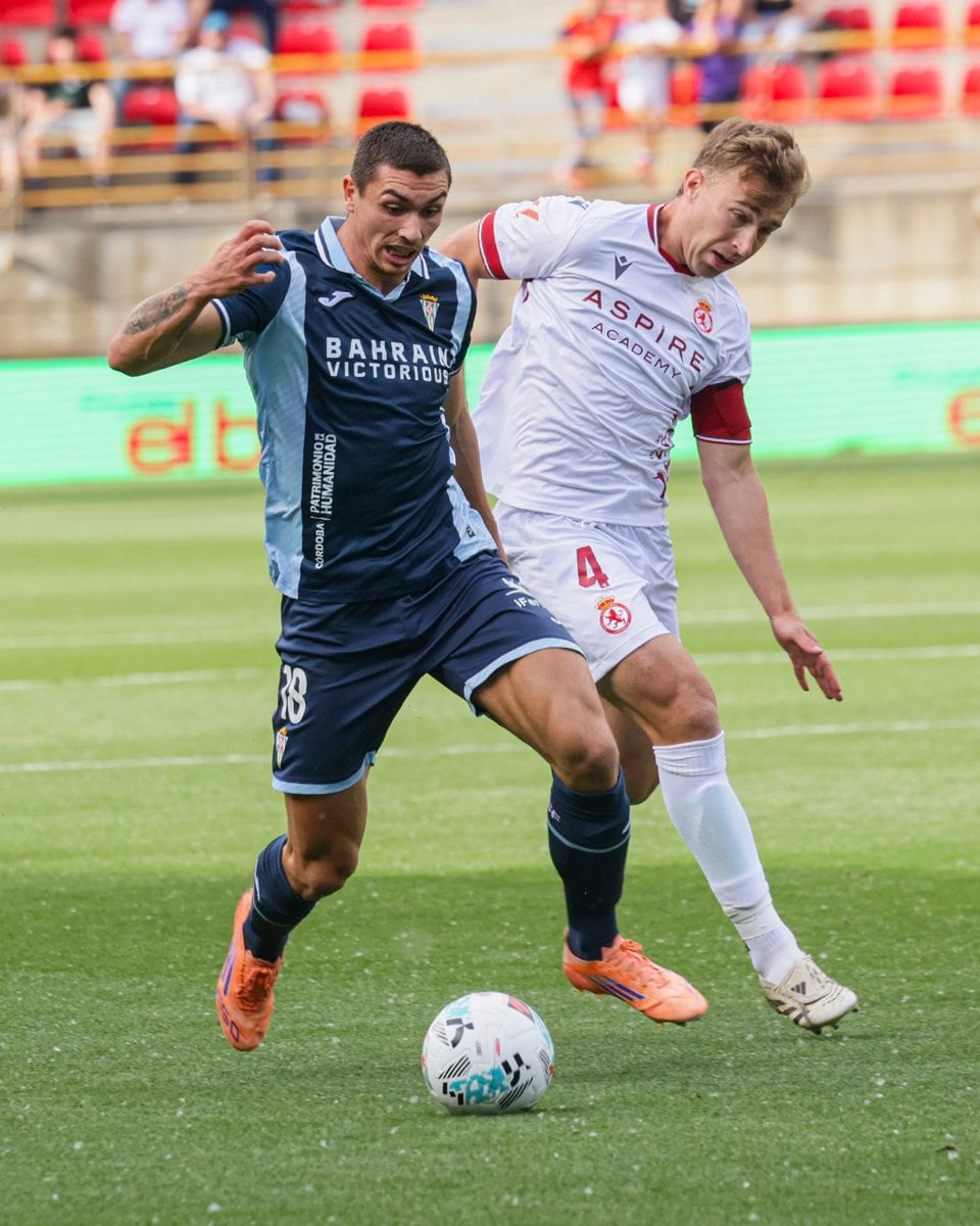 Fuentes pelea un balón en León (Prensa CCF)