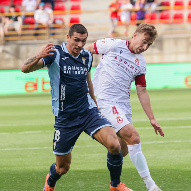 Fuentes pelea un balón en León (Prensa CCF)