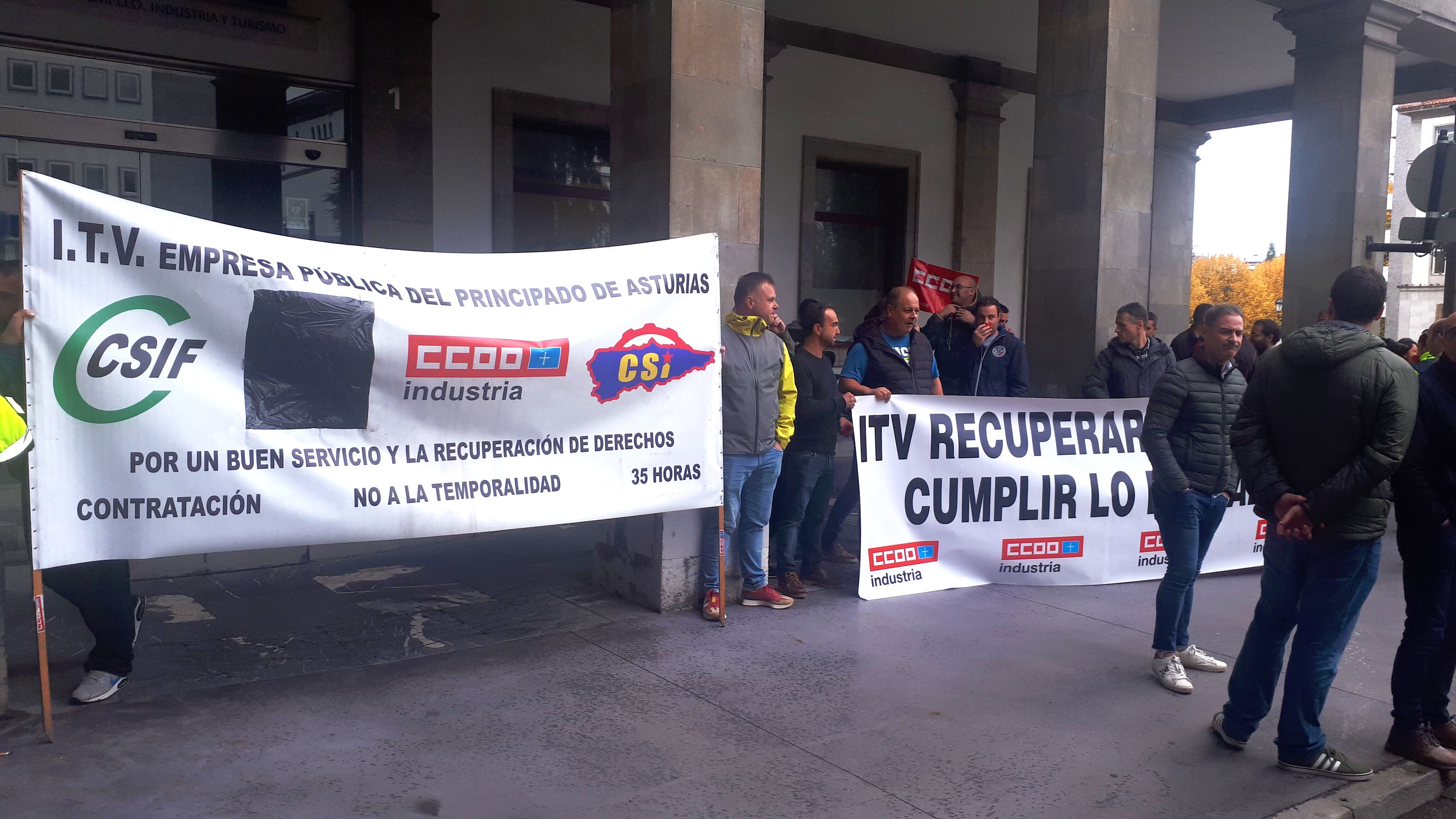 Un momento de la concentración ante la sede de la Consejería de Transición Ecológica e Industria, en Oviedo.