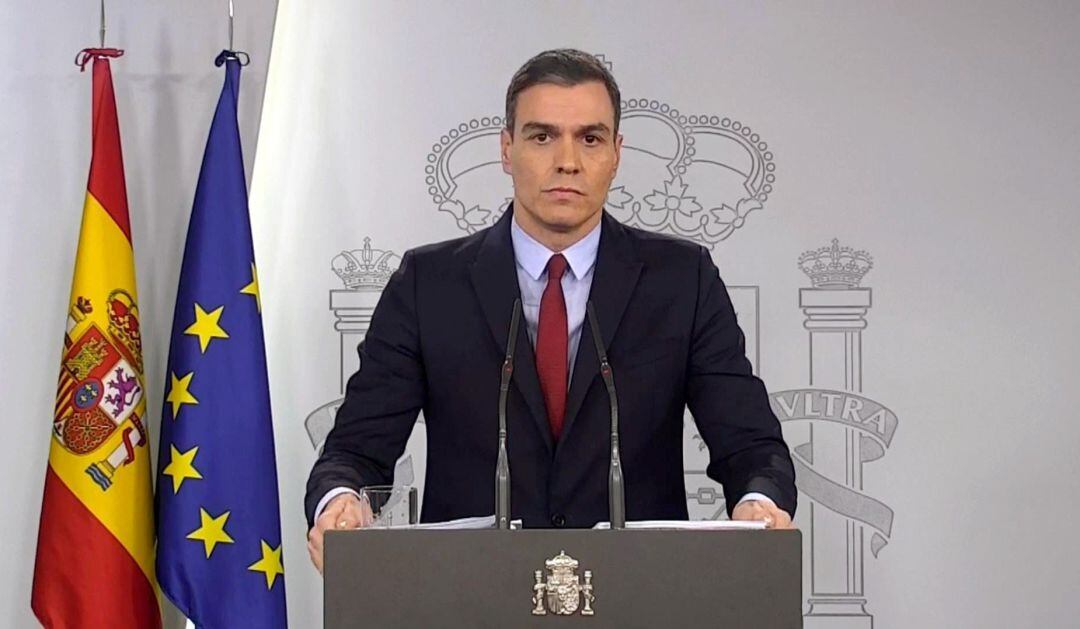 Captura de vídeo del presidente del Gobierno, Pedro Sánchez, en la comparecencia posterior al Consejo de Ministros extraordinario que ha tenido como fin la aprobación del decreto del estado de alarma. Sánchez ha precisado este sábado que el Gobierno de España será &quot;la autoridad competente&quot; en todo el territorio nacional para afrontar la crisis del coronavirus. 