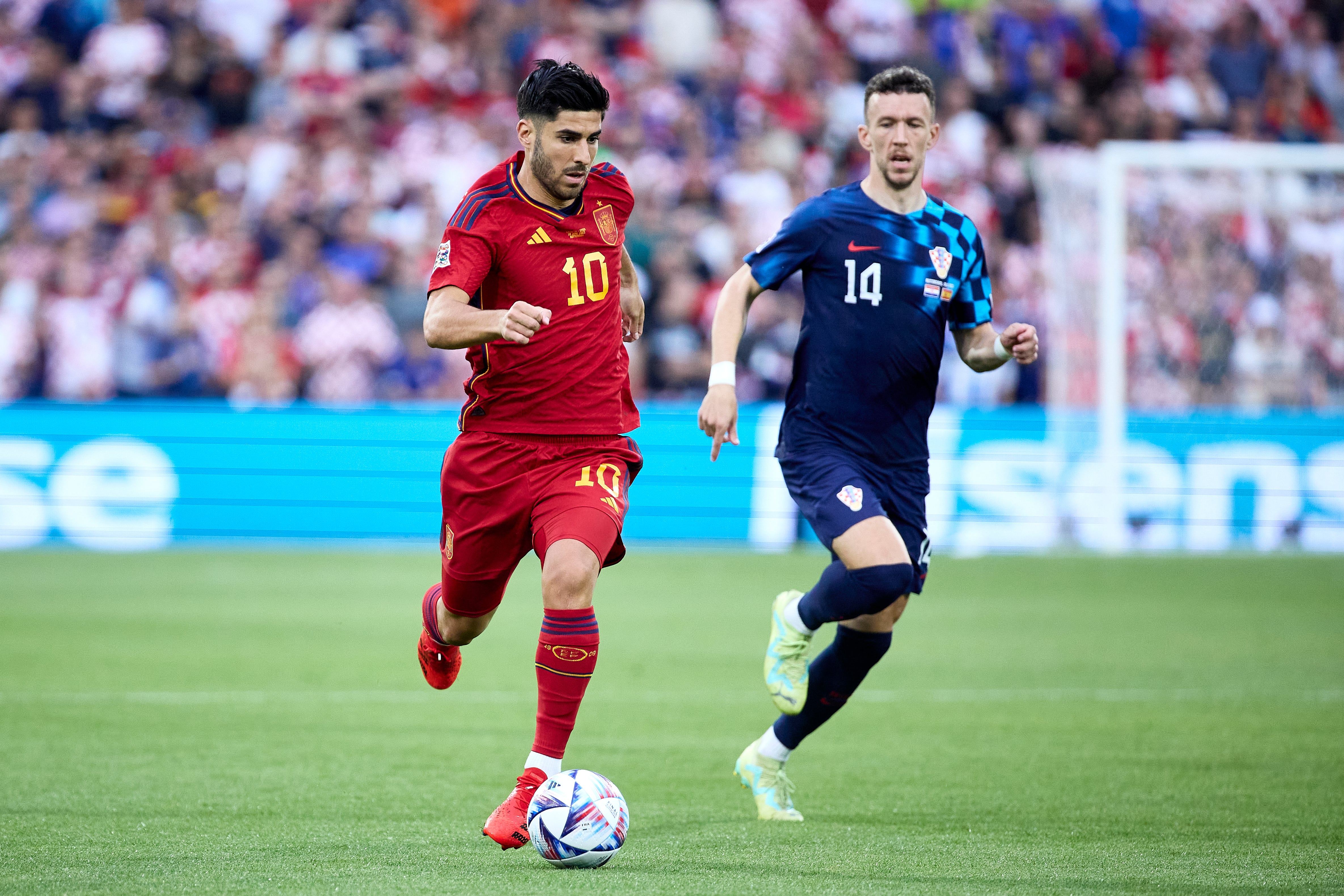 ROTTERDAM (PAISES BAJOS), 18/06/2023.- El delantero de la selección española Marcos Asensio (i) disputa una posesión ante Ivan Perisic (d), delantero de la selección croata durante la final de la Liga de Naciones que disputan este domingo ambas selecciones en Rotterdam (Países Bajos). EFE/ RFEF Pablo García **SOLO USO EDITORIAL / SOLO DISPONIBLE PARA ILUSTRAR LA NOTICIA QUE ACOMPAÑA (CRÉDITO OBLIGATORIO)**
