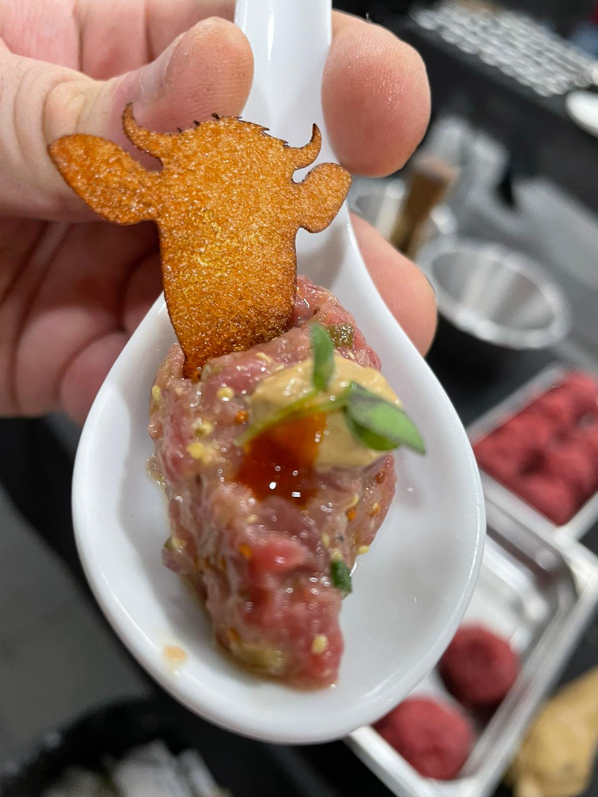 Una pequeña ración de &#039;steak tartar&#039; con el cristal de patata cortado en forma de vaca.