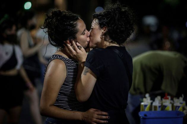 Miles de personas pasaron la noche frente al Congreso, en Buenos Aires, a la espera de la votación.