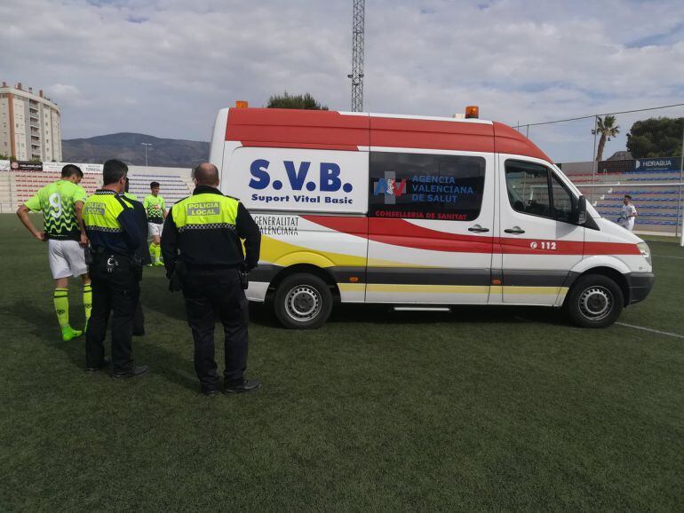 La ambulancia trasladó hasta el hospital al jugador del Hércules