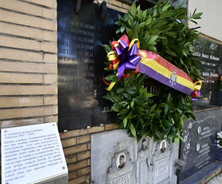 Corona de flores en la tumba de Blasco Ibáñez