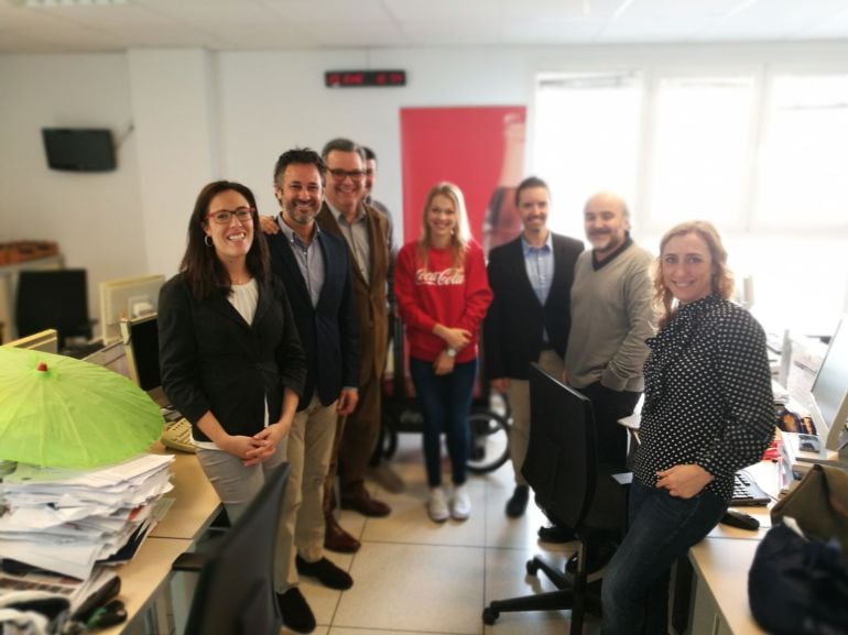 Parte del equipo de Radio Mallorca y representantes de la marca durante la degustación de producto en la redacción de la emisora  