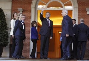 El jefe del Gobierno, Mariano Rajoy, se despide de los periodistas tras hacerse la foto oficial con todos los miembros del Ejecutivo y antes de presidir la primera reunión de su Consejo de ministros, en el que se aprueban los nombramientos de gran parte d