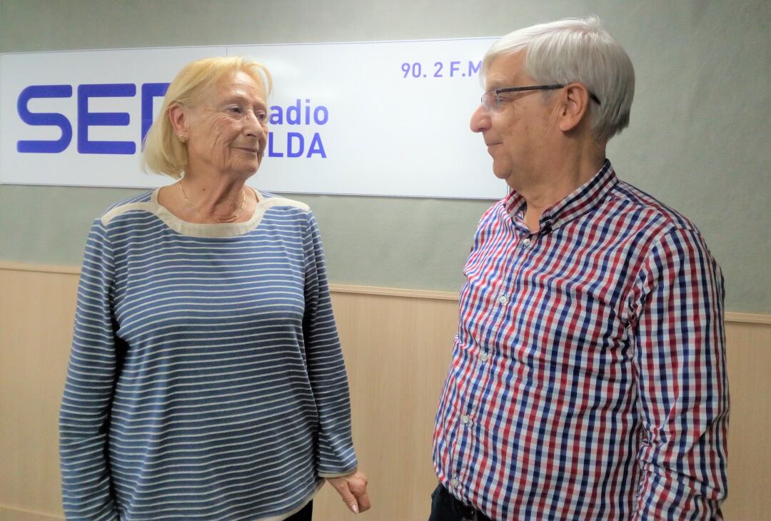 Mª Teresa Pérez junto a Pepe Blanes en el estudio de Radio Elda SER.