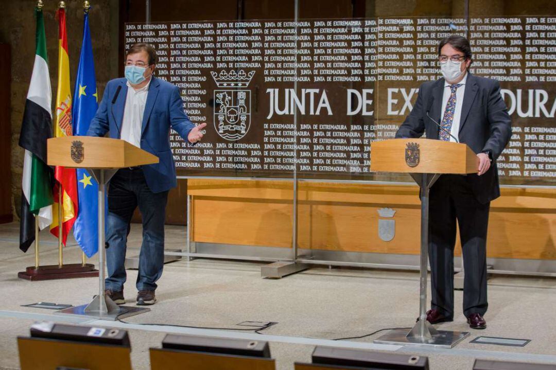 El presidente de la Junta de Extremadura, Guillermo Fernández Vara, junto al consejero de Sanidad, José María Vergeles e  la comparecencia del pasado viernes