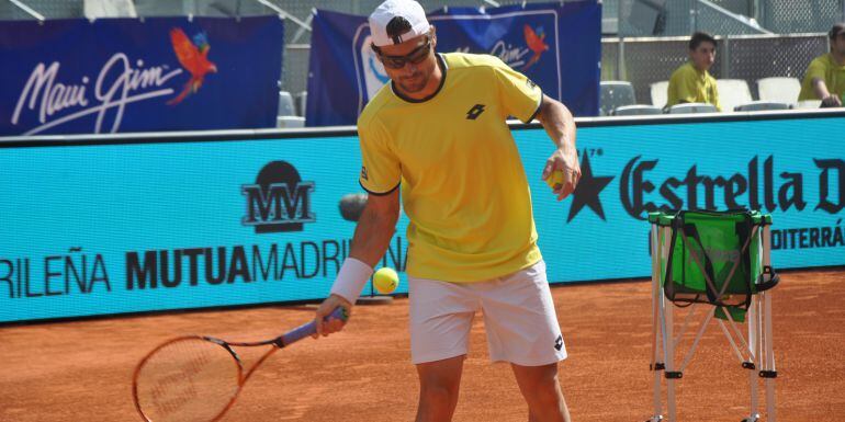 Ferrer, durante el peloteo con periodistas en el acto de Maui Jim