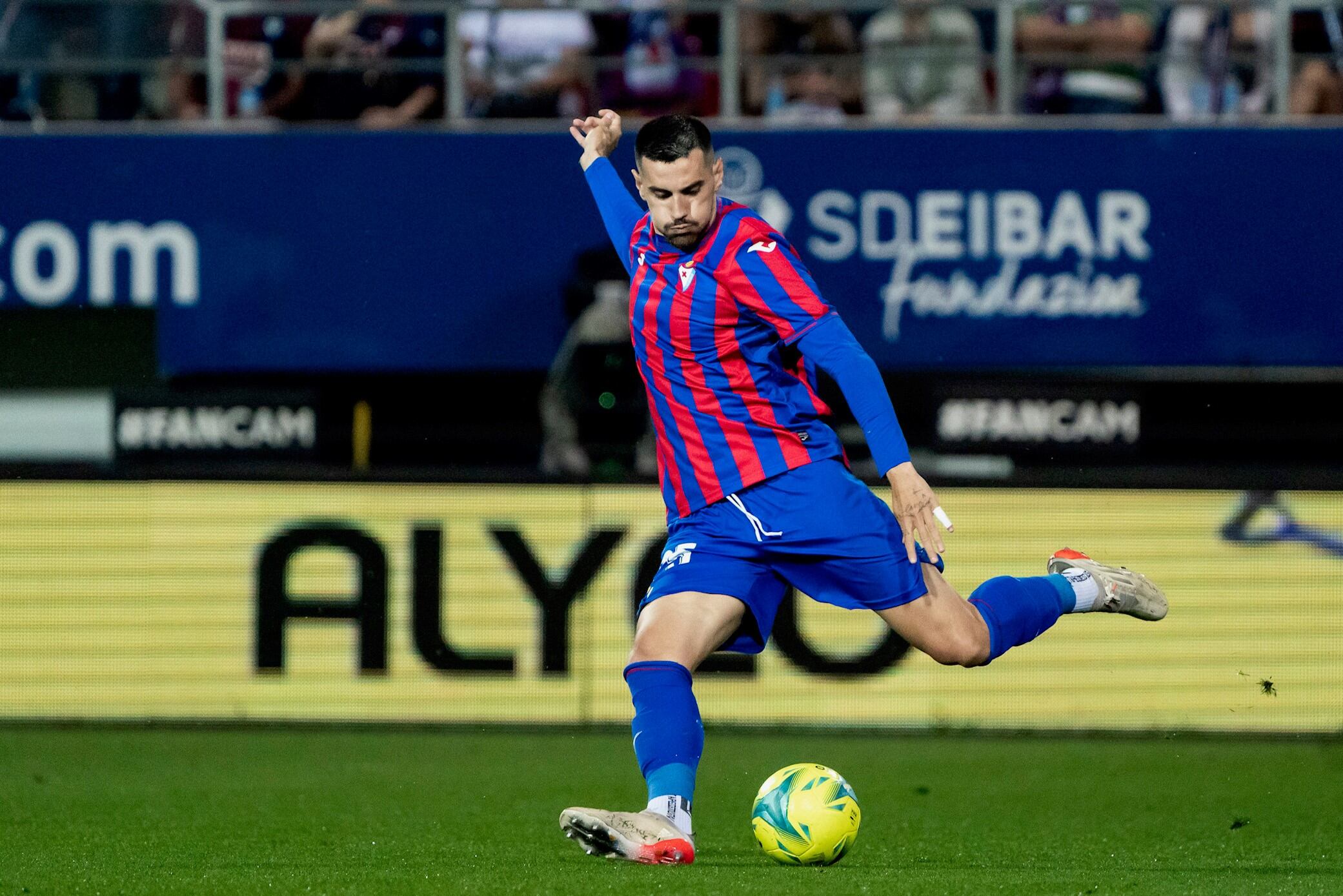 Chema durante un partido en Ipurua con la SD Eibar