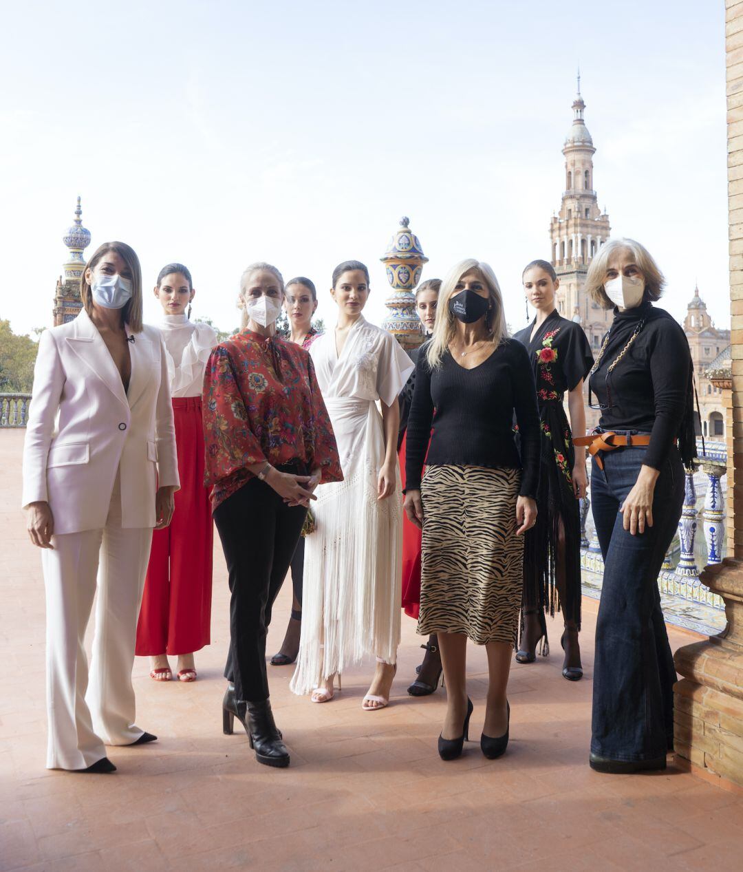 La consejera de Cultura, Patricia del Pozo, junto a la directora de Doble ERRE, Raquel Revuelta, y las diseñadoras Mila y Rocío Montero, de la firma Lina