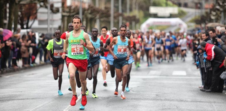 Iván Fernández en cabeza de carrera en el maratón de Hamburgo