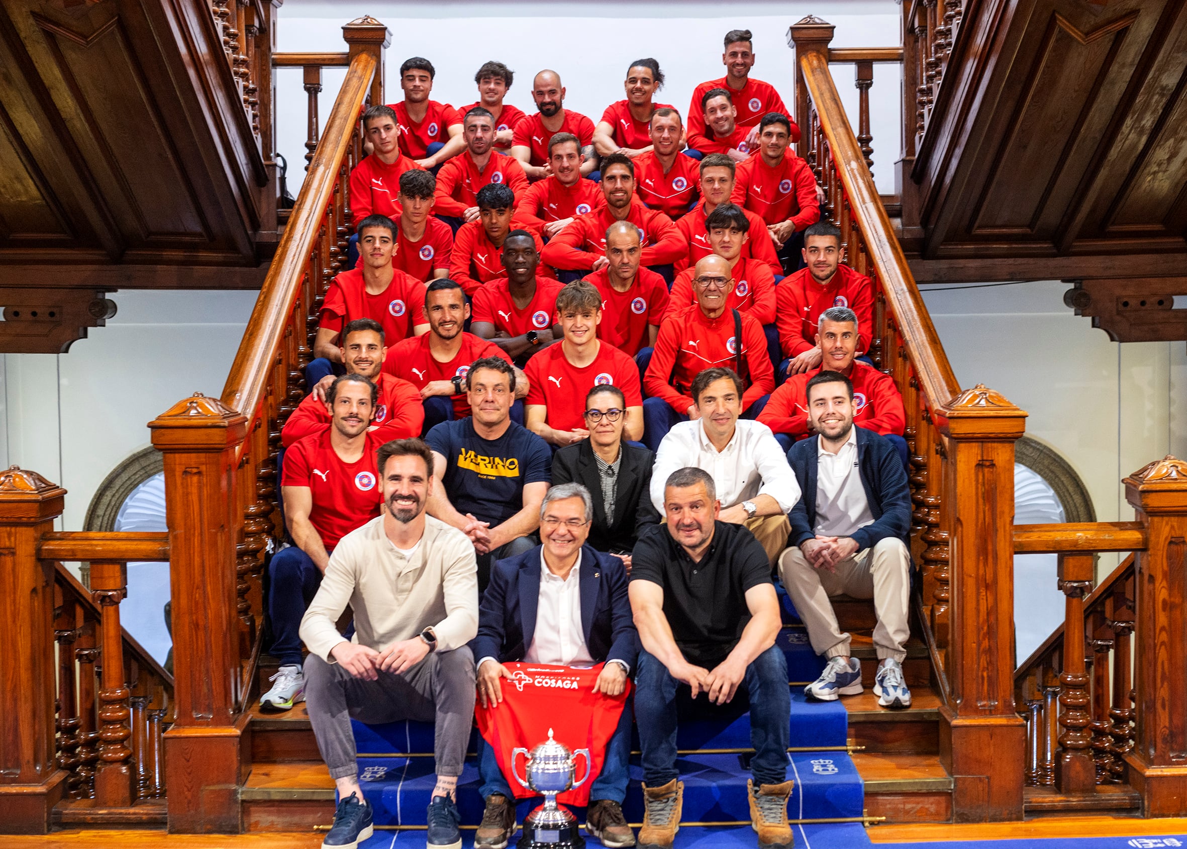 RECEPCIÓN Á UD OURENSE. O presidente provincial, Luis Menor, recibe á Unión Deportiva Ourense. Acompañan a comitiva Fernando Currás Gallego (Presidente), Borja Fernández (Adestrador) e Chelo Lopez Caride, Xurxo Gonzalez e Javier Orbán (Membros da directiva).