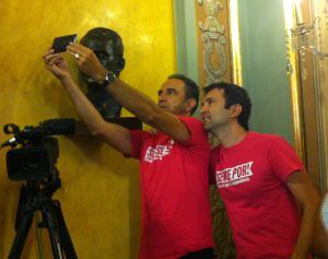 Els dos regidors de Crida-CUP fent-se un selfie abans de començar el ple amb el bust del rei Felip VI