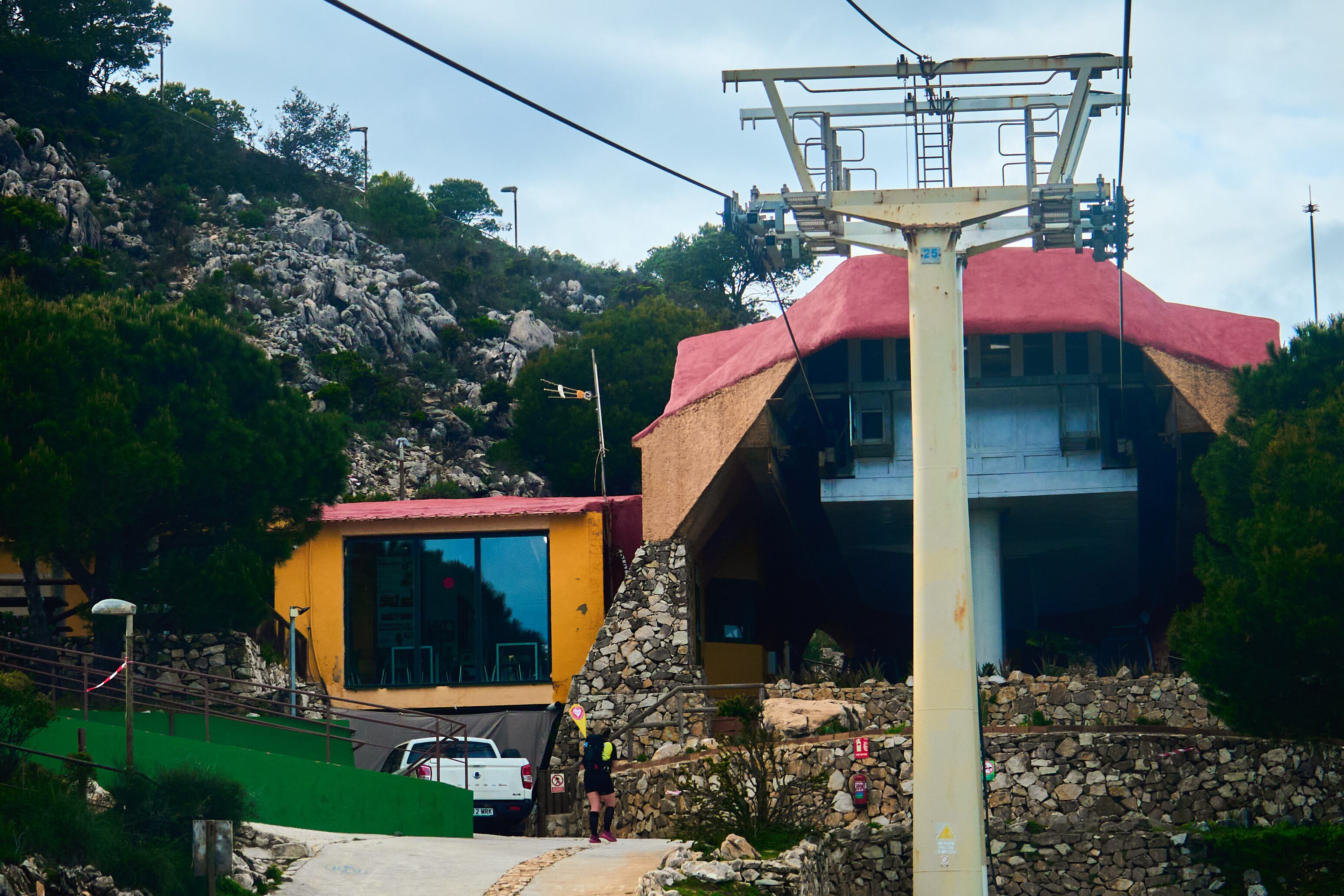 La prueba Skyrace tiene una distancia de 27,5 km con 2.270 metros de desnivel positivo, y destaca por ser una carrera de corta distancia pero que no da descanso a los participantes