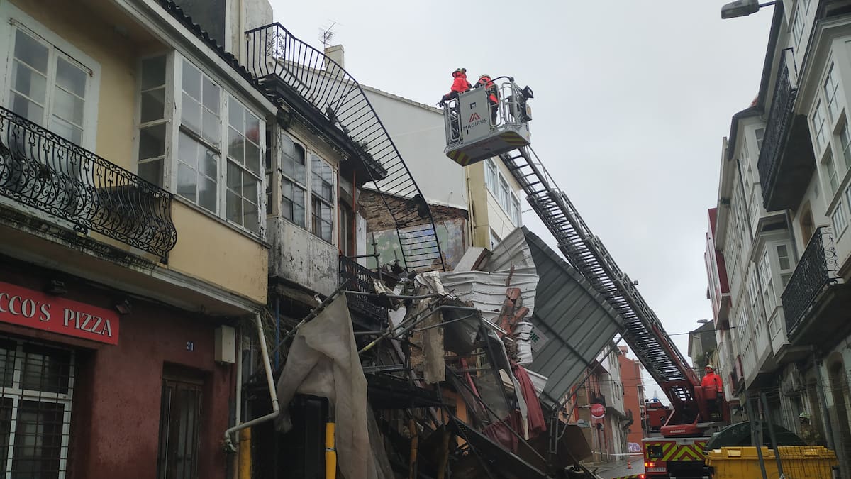 Se derrumba parte de dos edificios en Ferrol sin causar daños personales