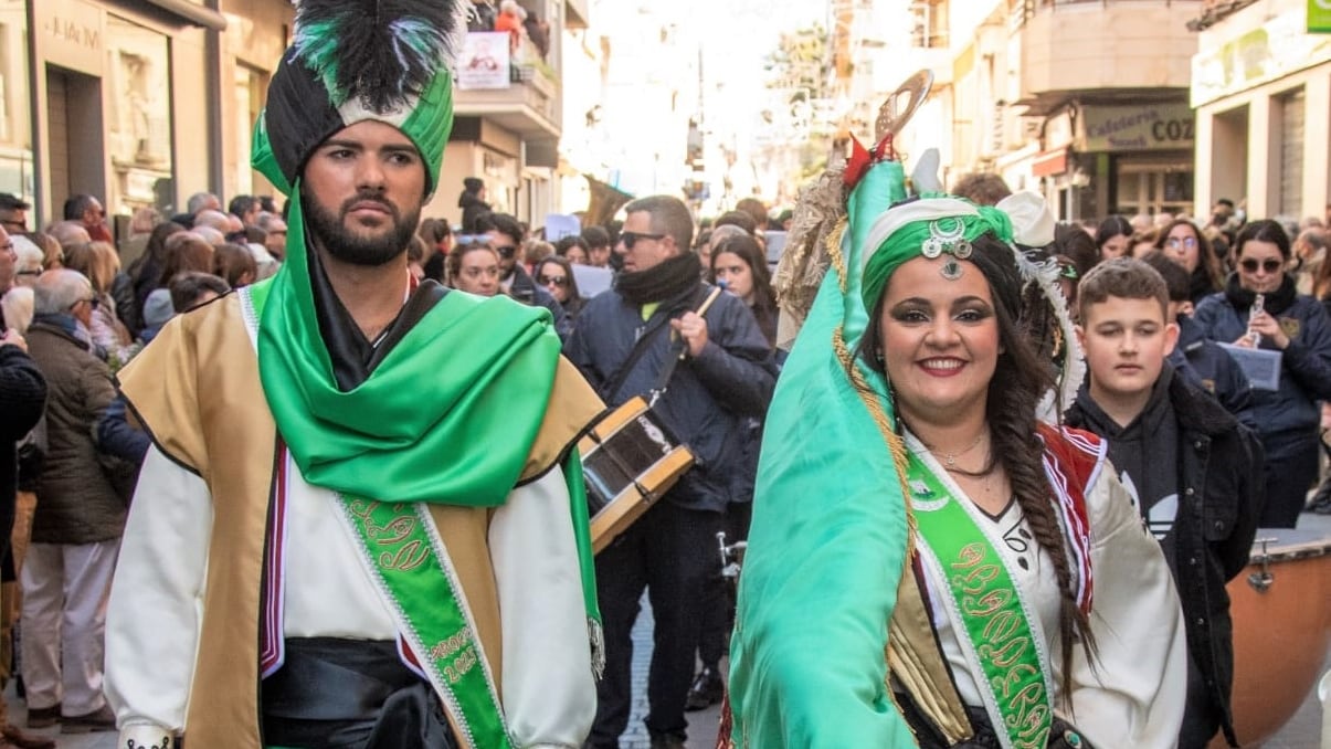 Raquel Coloma y Antonio Aroca, abanderada y capitán de la Comparsa Huestes del Cadí de Elda 2023.