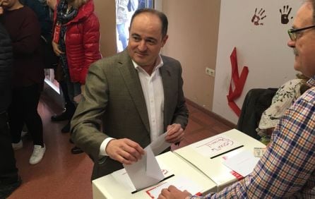 Emilio Sáez ha sido el primero de los dos candidatos en votar