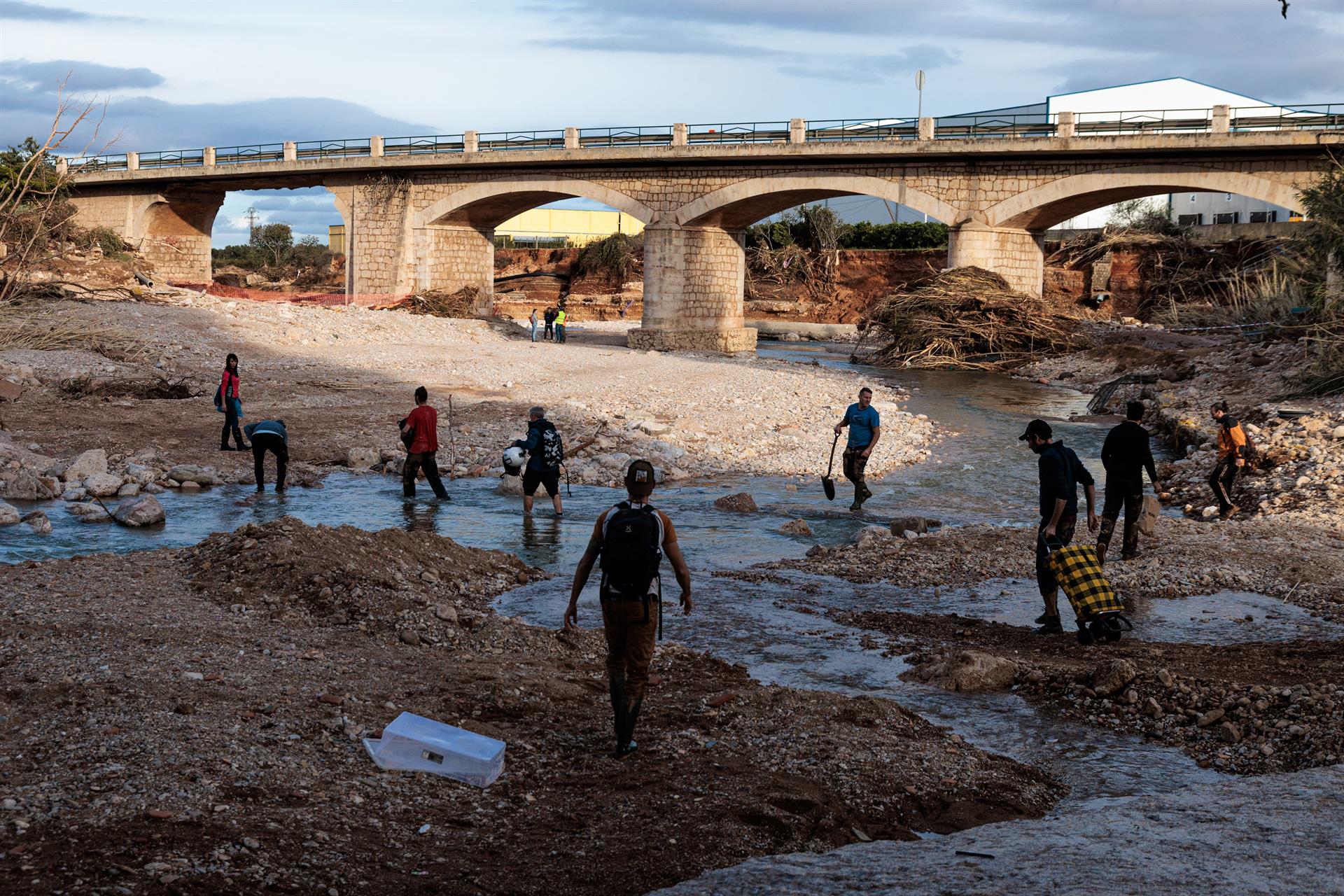 Un furgoneta atrapada entre los escombros arrastrados por la DANA, a 1 de noviembre de 2024, en Cheste, Valencia, Comunidad Valenciana (España). - Carlos Luján - Europa Press