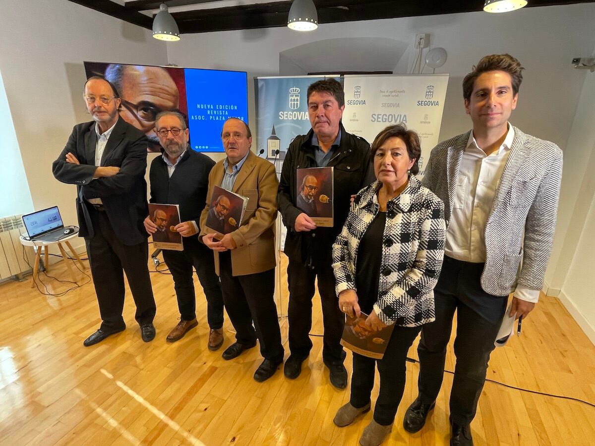 De izq. a drcha: Luis Antonio Hernández, (Radio Segovia) Miguel Ángel López (Asociación Periodistas Segovia), Franciso del Caño (Asociación Plaza Mayor), José Luis López Saura (artista), Teresa Garrido (viuda Alfredo Matesanz) y Miguel Merino (Ayuntamiento Segovia)