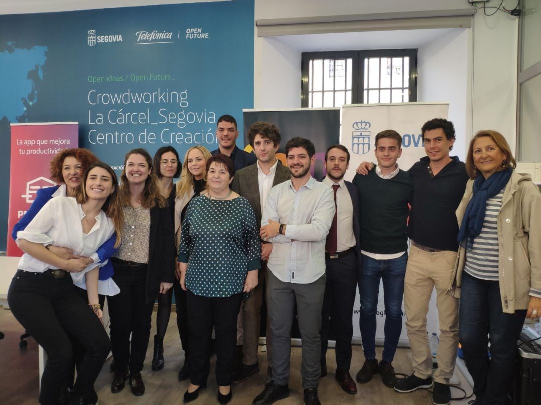 Foto de familia de los componentes de los equipos de los tres proyectos seleccionados en esta última convocatoria