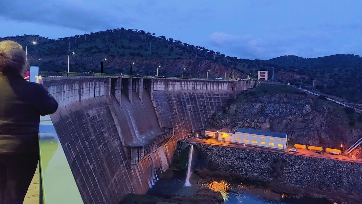 Catarata excepcional de agua bendita: el pantano del Montoro ya rebosa por sus aliviaderos