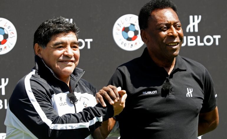 Maradona y Pelé, durante un acto publicitario en París.