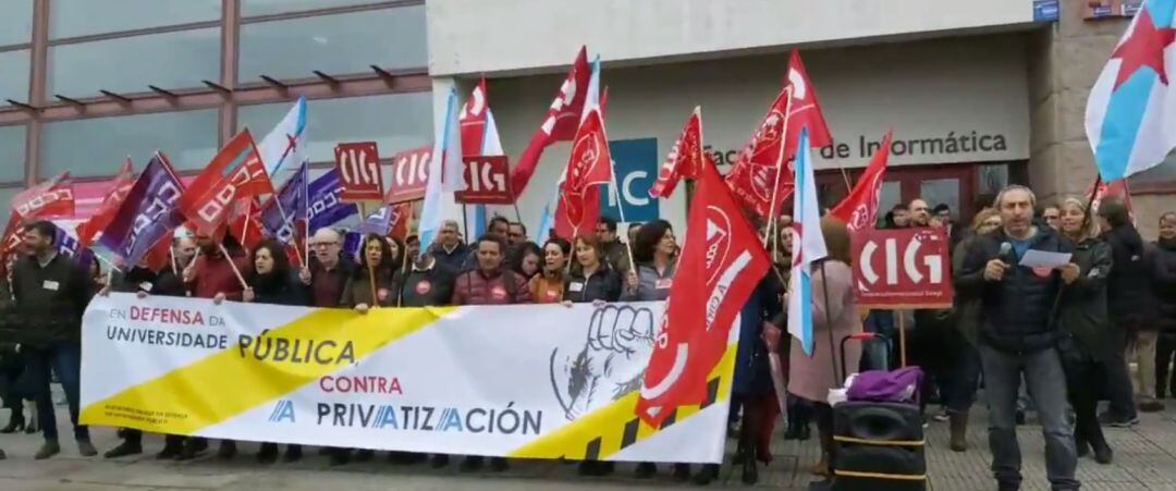 Concentración ante la Facultad de Informática