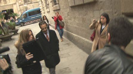 El secretari de Difusió, Antoni Molons, arriba al Palau de la Generalitat acompanyat d'agents de paisà de la Guàrdia Civil