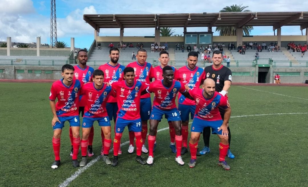 La UD Lanzarote en el campo del Arucas CF.