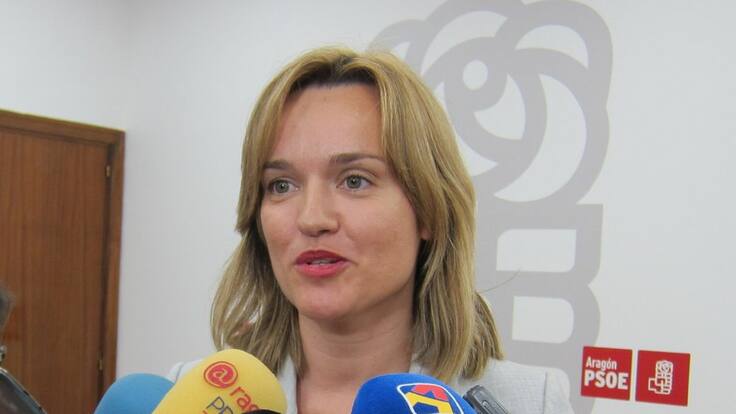 Pilar Alegría: "A los zaragozanos no les gustaría ver la foto de Colón en la plaza del Pilar"