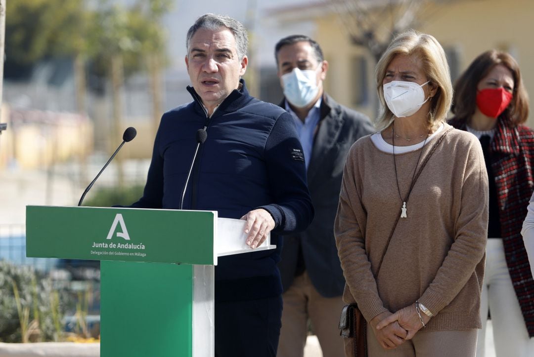 El consejero de la Presidencia, Administración Pública e Interior, Elías Bendodo, dirige una palabras tras la  visita a las instalaciones de la Sociedad Protectora de Animales y Plantas de Málaga