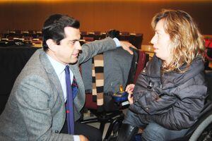 El alcalde de Albacete, Javier Cuenca, junto a la presidenta de AMIAB, Encarnación Rodríguez