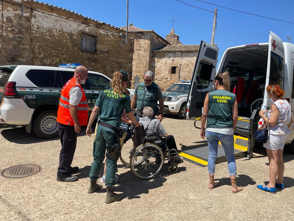 Guardia Civil y Cruz Roja realojan a los evacuados ayer tarde