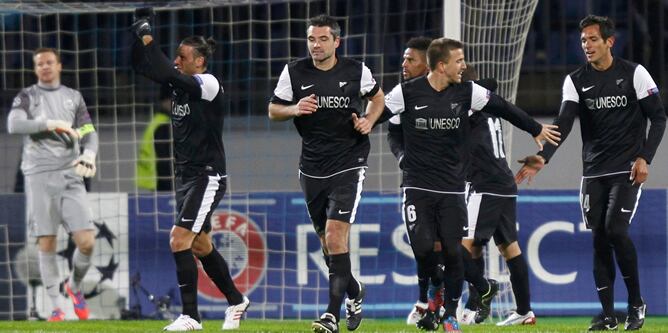 Los futbolistas del Málaga festejan en el Estadio Petrovski uno de sus goles frente al Zenit