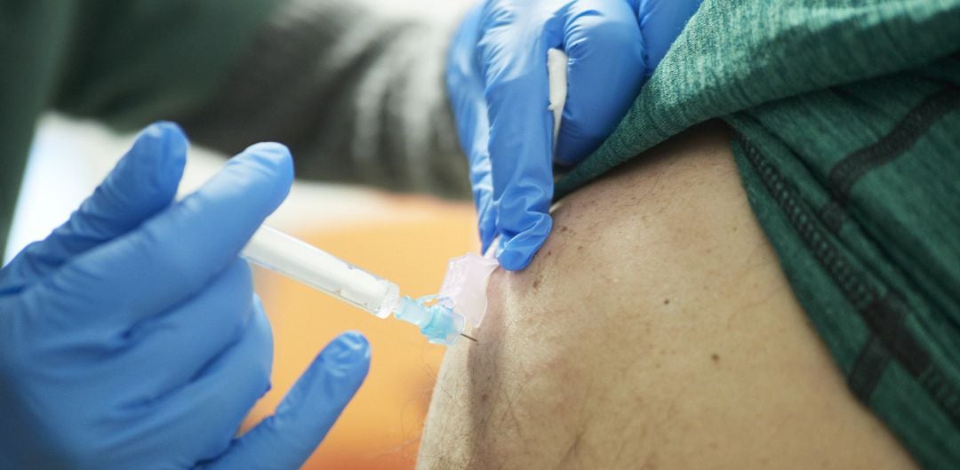 Archivo - Una sanitaria vacuna contra el Covid-19