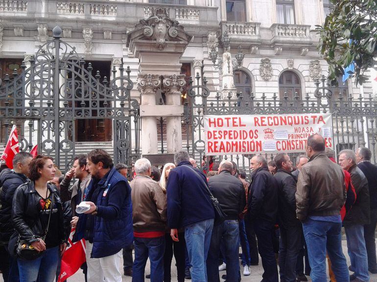 Concentración frente a la sede de la Junta General del Principado, en apoyo a la presidenta del comité de empresa del hotel de la Reconquista, Raquel Agüeros