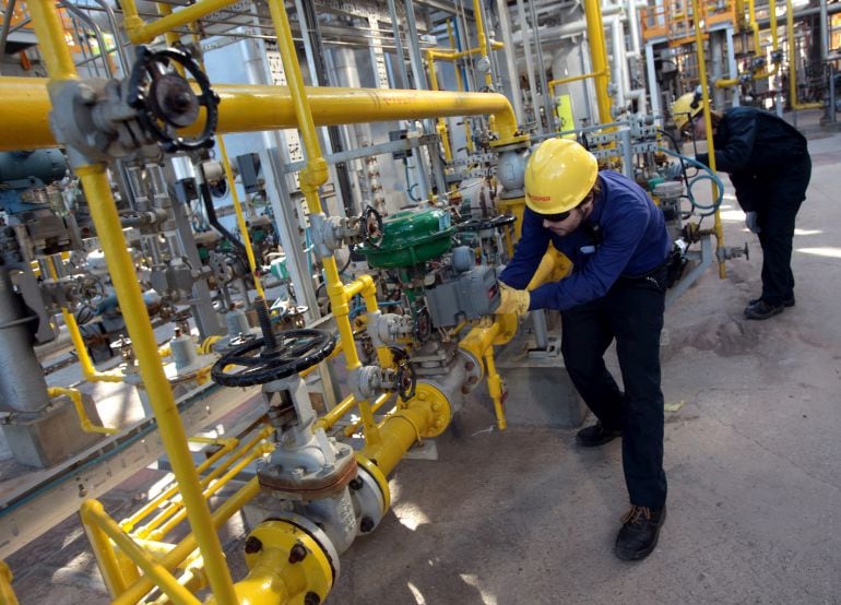 (Foto de archivo) Trabajadores en la refinería de Cepsa en San Roque