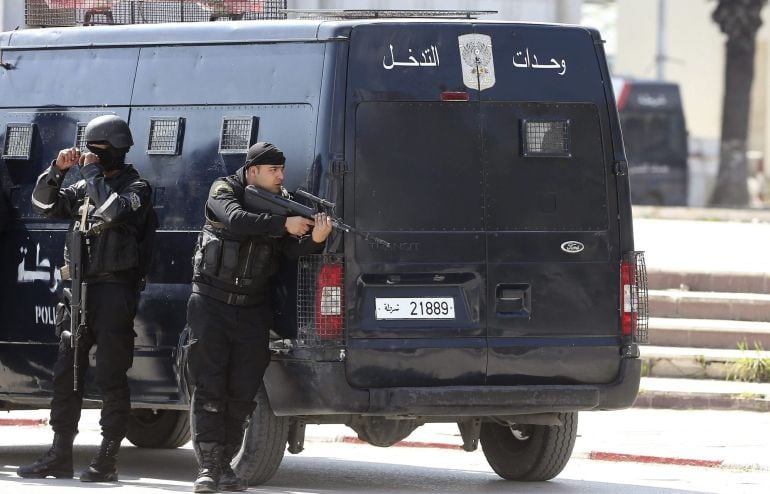 M7 TÚNEZ (TÚNEZ), 18/03/2015.- Miembros de las fuerzas de Seguridad tunecinas, toman posiciones en las proximidades del museo del Bardo en Túnez, hoy, 18 de marzo de 2015. Al menos ocho personas, un tunecino y siete turistas extranjeros, han muerto hoy en un intento de asalto al Parlamento de Túnez. Los asaltantes salieron de la mezquita que hay a medio camino entre el edificio de la Asamblea y el Bardo y dispararon a un autobús de turistas antes de tomar una serie de rehenes y atrincherarse en una estancia del Parlamento que comparte muro con el museo. EFE/MOHAMED MESSARA