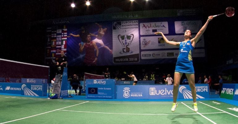 Carolina Marín golpea al volante durante un partido del torneo