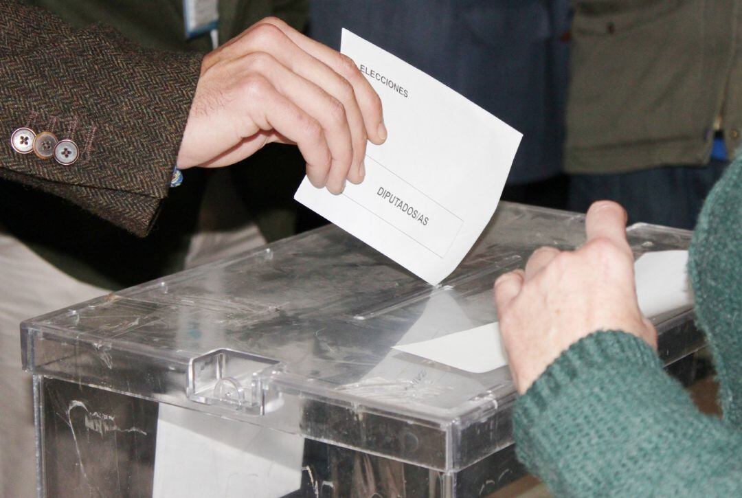 Un ciudadano introduce su papeleta electoral en una urna.