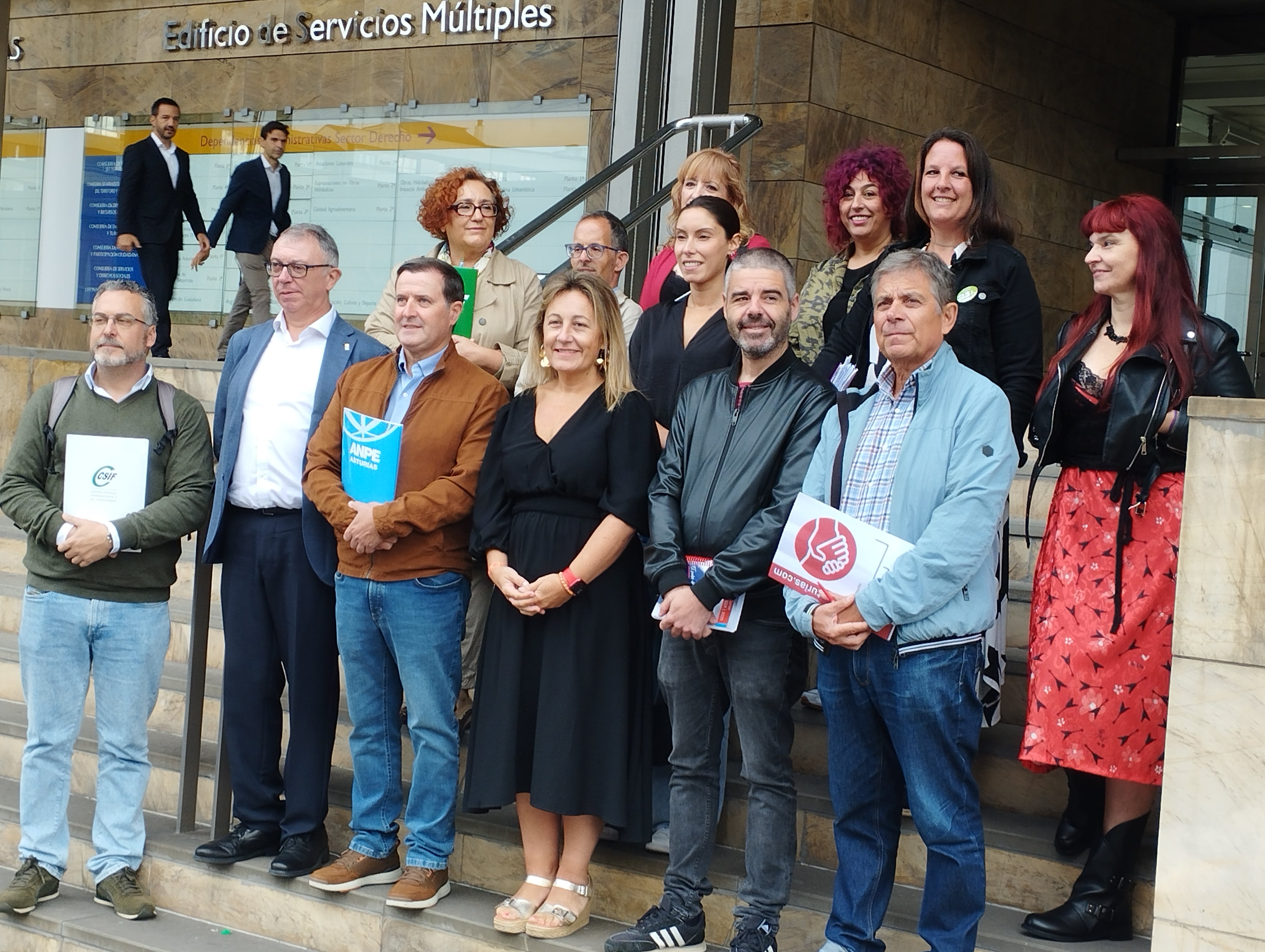 La consejera (en el centro en primera fila, con vestido negro) y los representantes sindicales posan en una foto conjunta tras la firma del acuerdo.