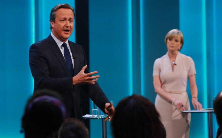 El primer ministro británico, David Cameron  durante un debate televisado ITV llamado &quot;Cameron y Farage en vivo: El Referéndum de la UE&quot;, en Londres 