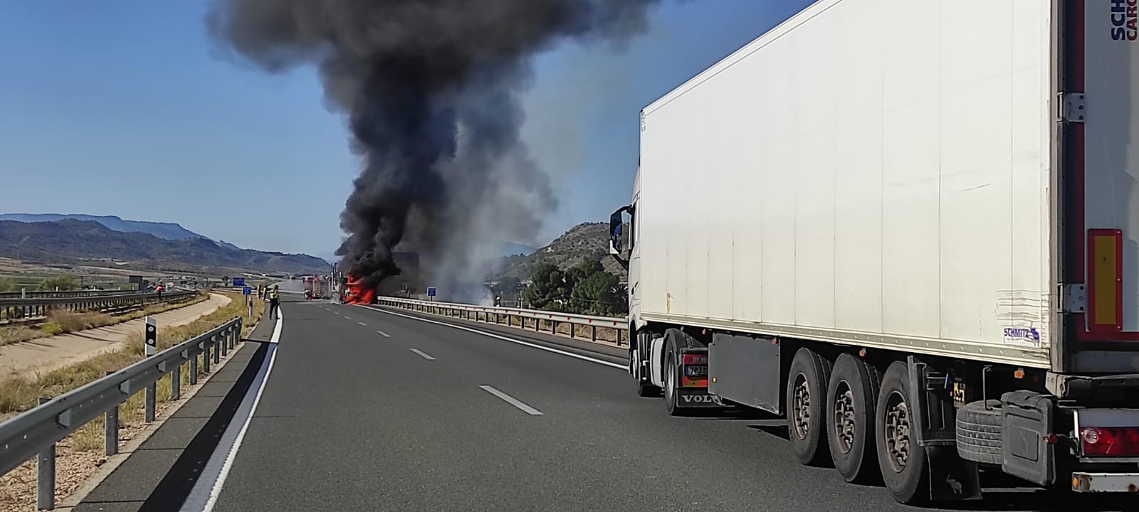 Arde un camión cargado de vehículos en la autovía A33 a la altura de Jumilla