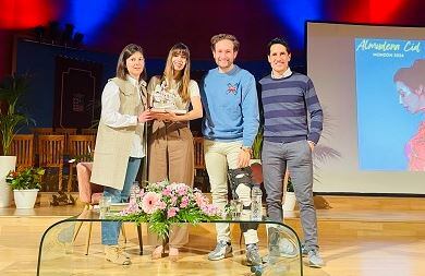 Almudena Cid junto a Katia Hernández, Isaac Claver y Eliseo Martín