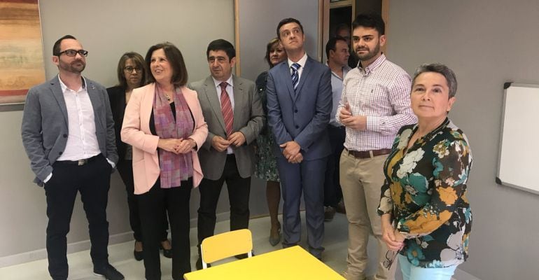 Representantes políticos observan una de las salas del nuevo centro de servicios sociales de Huelma.